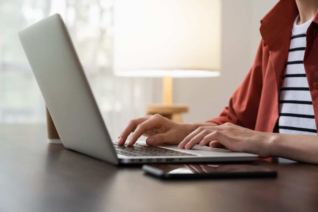 Vrouw achter laptop aan het werk